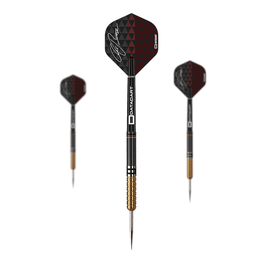 Datadart Christian Bunse Gold Black Steeldarts Auf dem Bild sind drei Steeldarts mit schwarzen und goldenen Akzenten zu sehen. Die Flights haben ein rot-schwarzes Dreiecksmuster und sind mit einer weißen Unterschrift versehen.