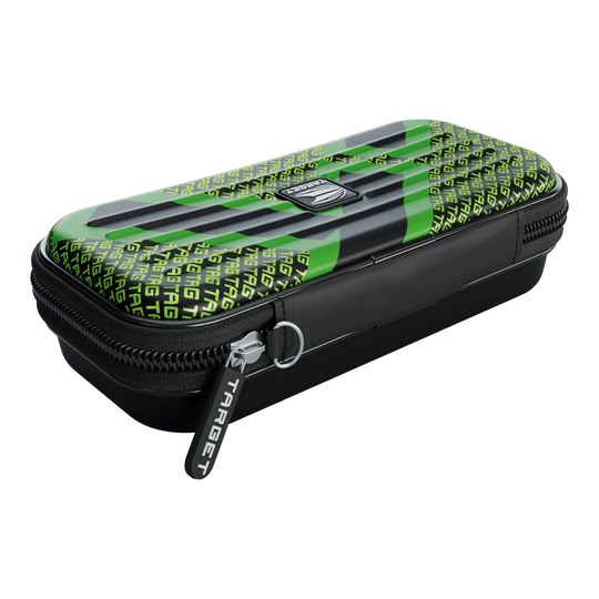 Das Bild zeigt ein schwarzes Etui mit einem grünen Muster und dem Wort "TARGET" mehrfach darauf gedruckt. Das Etui besitzt einen Reißverschluss mit einem Anhänger, auf dem ebenfalls "TARGET" steht.