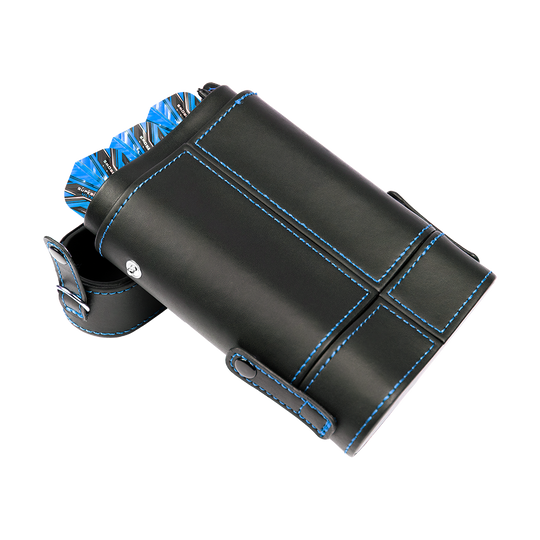 HRT-16419_Harrows_Prima_Dartcase_Aqua_5 Auf dem Bild ist das Produkt "Harrows Prima Dartcase" zu sehen. Es handelt sich um ein schwarzes Dart-Etui mit blauen Nähten, in dem Darts aufbewahrt werden.