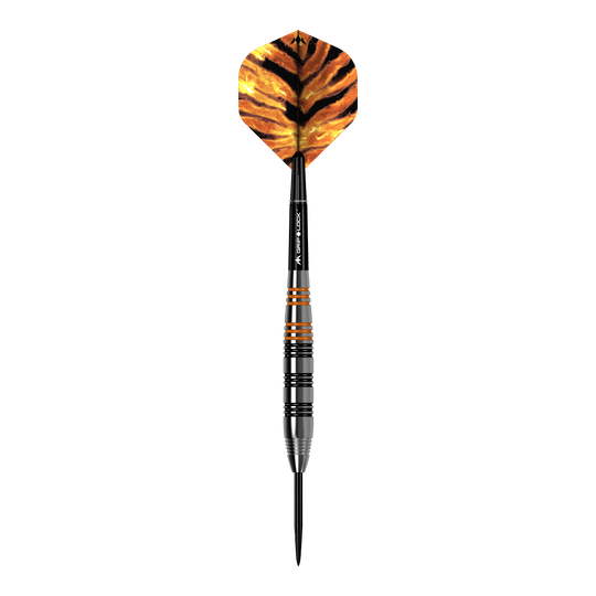 Mission Javan Brass Steeldarts - 22g Das Bild zeigt einen Steeldart namens "Mission Javan Brass Steeldarts - 22g". Der Dart hat schwarze und orangefarbene Akzente sowie eine Flügel mit einem Tigerstreifenmuster.