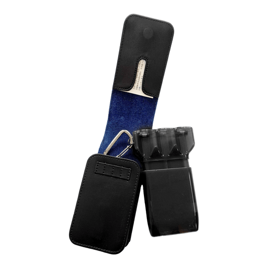 Cameo Acento Denim Dartcase Auf dem Bild ist ein schwarzes Dart-Etui mit blauem Innenfutter zu sehen. Das Etui ist geöffnet und zeigt einen darin befindlichen schwarzen Behälter für Darts.