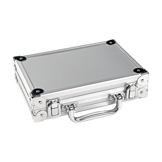 8025-02_Karella_Alukoffer_Silber_1 Auf dem Bild ist ein silberner Aluminiumkoffer zu sehen. Er hat eine strukturierte Oberfläche und stabile Metallecken.