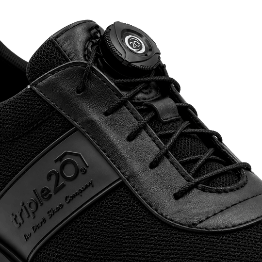 Triple20 Dartschuhe Textil mit Drehverschluss - Schwarz Hier sind die Triple20 Dartschuhe Textil mit Drehverschluss - Schwarz abgebildet. Die Schuhe haben eine markante Optik.