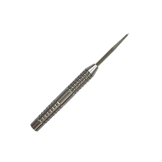 McDart SilverGrip Steeldart Barrels Das Bild zeigt einen silbernen Steeldart-Barrel mit feinem Rillenmuster für besseren Halt. Es handelt sich um das Produkt "McDart SilverGrip Steeldart Barrels".