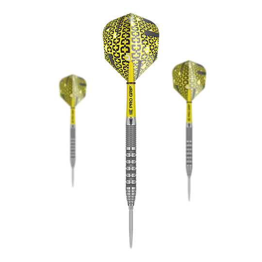 Target Bolide 01 Swiss Point Steeldarts Das Bild zeigt drei Target Bolide 01 Swiss Point Steeldarts mit gelben Flights und silbernen Spitzen. Die Darts haben einen auffälligen, schwarz-gelben Aufdruck und einen silbernen, geriffelten Schaft.