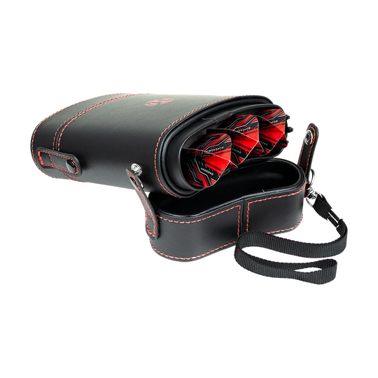 HRT-16402_Harrows_Prima_Dartcase_Red_4 Das Bild zeigt das Harrows Prima Dartcase, ein schwarzes Etui mit roten Nähten. Im geöffneten Etui sind drei komplett zusammengebaute Dartpfeile zu sehen.