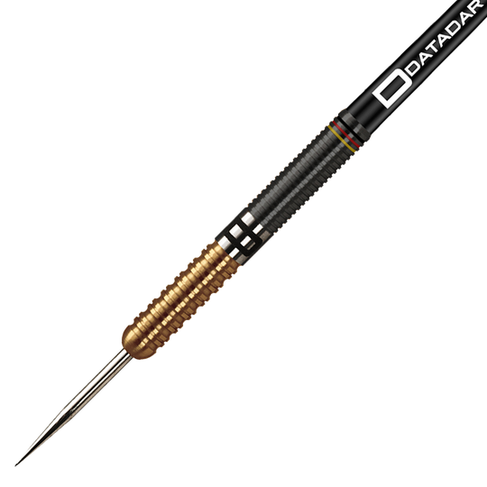 DA624_Datadart_Christian_Bunse_Gold_Black_Steeldarts_2 Der Dartpfeil auf dem Bild hat eine goldene und schwarze Griffzone mit einer spitzen Metallspitze. Am Schaft steht der Name "Datadart" geschrieben.