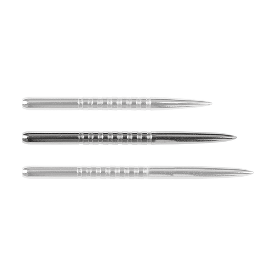57782_Bulls_GP3_Steeldartspitzen_Silber_38mm_1DClZcxAb5VhsE Das Bild zeigt drei silberne Steeldartspitzen des Produkts "Bulls GP3". Sie sind gerade angeordnet und haben Rillen für besseren Halt.