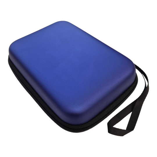 McDart System-4 Dartcase Das Bild zeigt ein blaues Dartcase in metallischer Optik. Es handelt sich wahrscheinlich um das Modell DC02 von McDart.