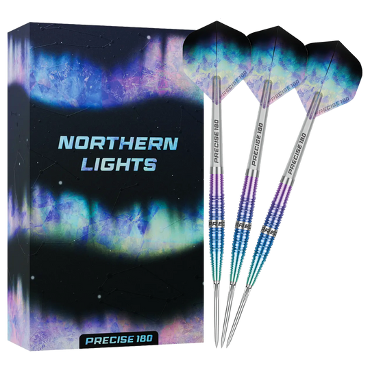Precise 180 Northern Lights Steeldarts Hier sind die Precise 180 Northern Lights Steeldarts vollständig zu sehen. Die Darts liegen nebeneinander und zeigen ihre detailreiche Gestaltung.