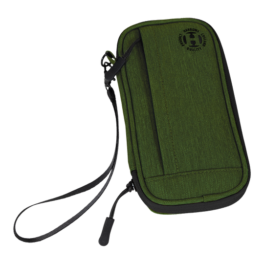Harrows Smart Case Dartwallet Dies ist ein grünes Dart-Etui mit einem schwarzen Reißverschluss und einer Handschlaufe. Auf der Vorderseite befindet sich ein rundes Logo mit der Aufschrift "Harrows Quality".