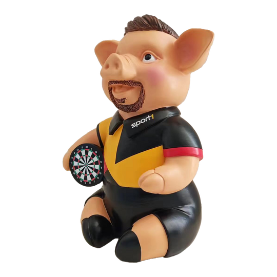 Sport1 Deutschland Phrasenschwein Das Bild zeigt eine Sparschwein-Figur in Form eines Schweins, das ein Dartbrett hält. Das Schwein trägt ein Trikot mit der Aufschrift "Sport1" und ist Teil des Produkts "Sport1 Deutschland Phrasenschwein 2024".