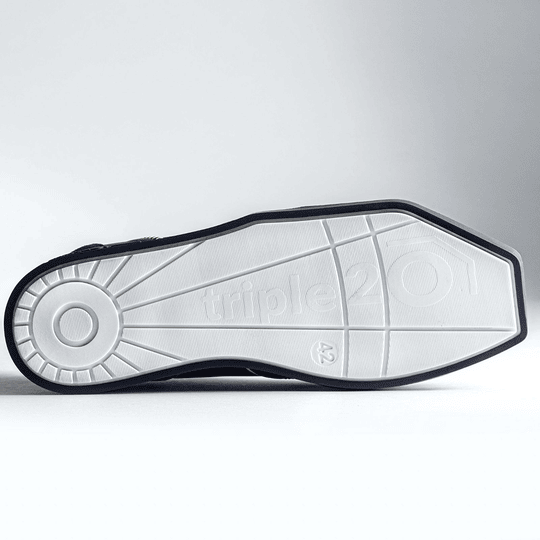 20102005-00_Triple20_Dartschuhe_Leder_Blau_Weiss_6 Das Bild zeigt die Sohle eines Schuhs mit der Aufschrift „triple20“. Es handelt sich um den Dartschuh „Triple20 Dartschuhe Leder - Blau Weiß“.