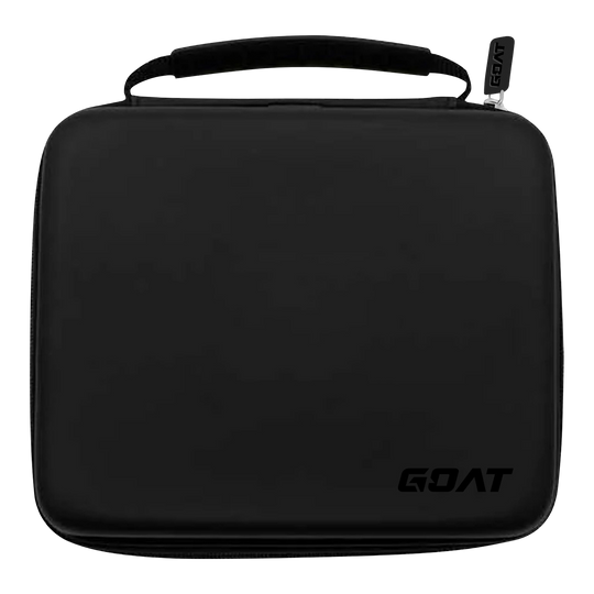 GOAT Locker XXL Dartwallet Das Bild zeigt ein schwarzes, rechteckiges Etui mit einem Henkel oben. In der unteren rechten Ecke befindet sich das Logo „GOAT“.
