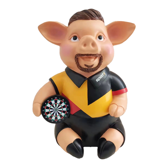 Sport1 Deutschland Phrasenschwein Das Bild zeigt ein Sparschwein in Form eines Schweinchens mit menschlichen Zügen und Bart. Es trägt ein Sport-Outfit in Deutschland-Farben und hält eine kleine Dartscheibe in der Hand.