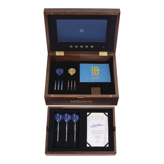 Das Bild zeigt das "Unicorn Gary Anderson 10 Year Commemoration Limited Edition Set - Steeldarts - 23g" in einer edlen Holzkiste. Im Inneren befinden sich drei Steeldarts, Ersatzspitzen, Flights, eine Urkunde sowie ein Bildschirm im Deckel.