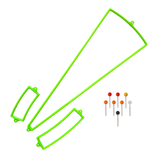 Dart Practice Segments Das Bild zeigt grüne Kunststoffsegmente und bunte Markierungsnadeln für Dart-Training. Die Segmente helfen dabei, bestimmte Bereiche auf der Dartscheibe zu üben.