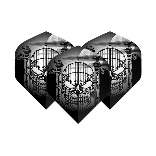 Das Bild zeigt drei schwarze Dart-Flights mit einem detailreichen, gotischen Tor-Design in Form eines Totenschädels. Im Hintergrund sind ein Vollmond und fliegende Raben zu sehen.