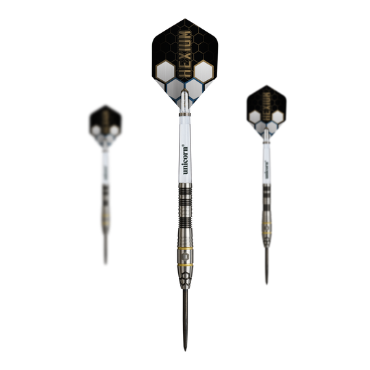 Unicorn Hexium Style 01 Black & Gold Steeldarts Das Bild präsentiert das Set der Unicorn Hexium Style 01 Black & Gold Steeldarts. Die Steeldarts sind in einer ansprechenden Schwarz-Gold-Optik dargestellt.