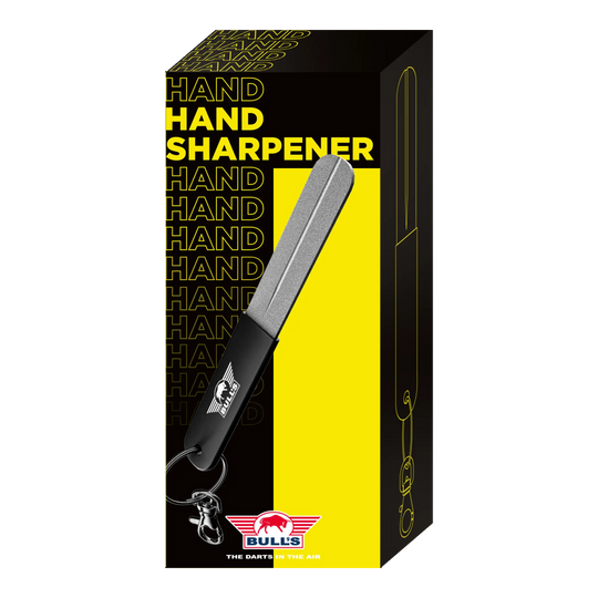Bulls NL Hand Sharpener Schleifstein Hier sieht man den Bulls NL Hand Sharpener Schleifstein, geeignet zum Nachschärfen von Darts. Das Produkt wird aus einer weiteren Ansicht präsentiert.