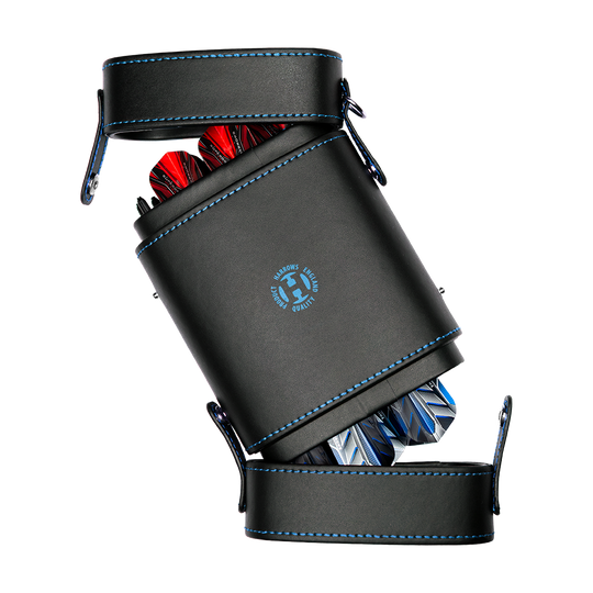 HRT-16419_Harrows_Prima_Dartcase_Aqua_1 Das Bild zeigt das Harrows Prima Dartcase, ein elegantes schwarzes Etui mit blauen Nähten. In dem Etui sind verschiedene bunte Darts sichtbar aufbewahrt.