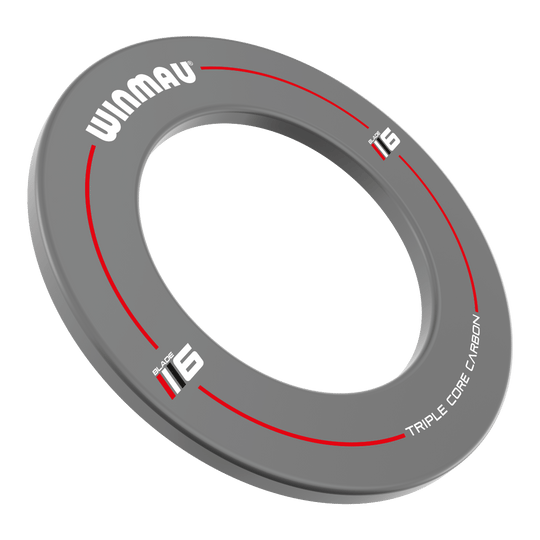 Das Bild zeigt das Winmau Blade 6 Design Dartboard Surround in Grau. Der graue Schutzring ist mit weißen und roten Akzenten sowie Schriftzügen versehen.