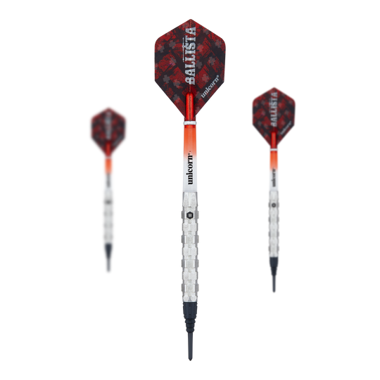 Unicorn Ballista Style 1 Softdarts Das Bild zeigt drei Softdarts des Modells "Unicorn Ballista Style 1". Die Darts haben rote Flights mit dem Aufdruck "BALLISTA" und silberne, strukturierte Schäfte.