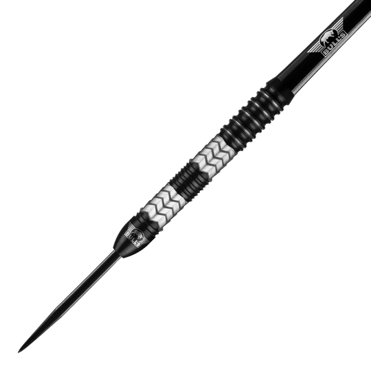 Bulls NL Luna Triton Steeldarts Das Bild zeigt einen Bulls NL Luna Triton Steeldart. Der Dart hat ein silbernes und schwarzes Design mit einem gezackten Muster am Griff.