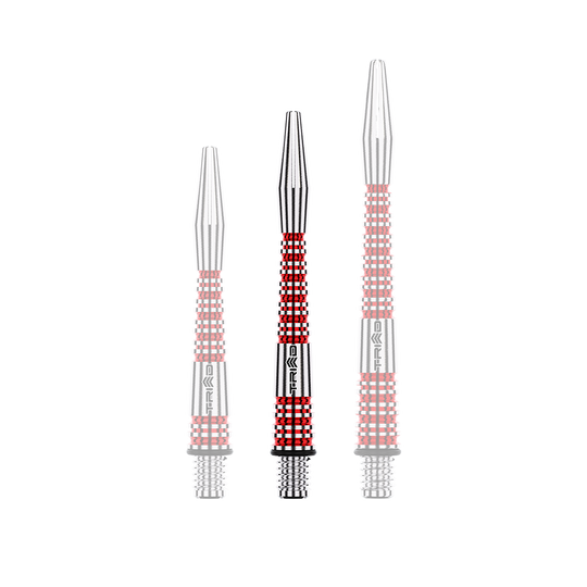 Auf dem Bild sind drei unterschiedlich lange Dartschäfte aus Aluminium zu sehen. Sie sind silberfarben mit roten Akzenten und haben ein geriffeltes Design.