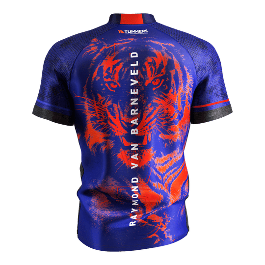 Das Bild zeigt das Target Coolplay Raymond Van Barneveld 2025 Dartshirt von hinten. Auf dem blauen Shirt ist ein auffälliger roter Tiger sowie der Name "Raymond Van Barneveld" vertikal zu sehen.
