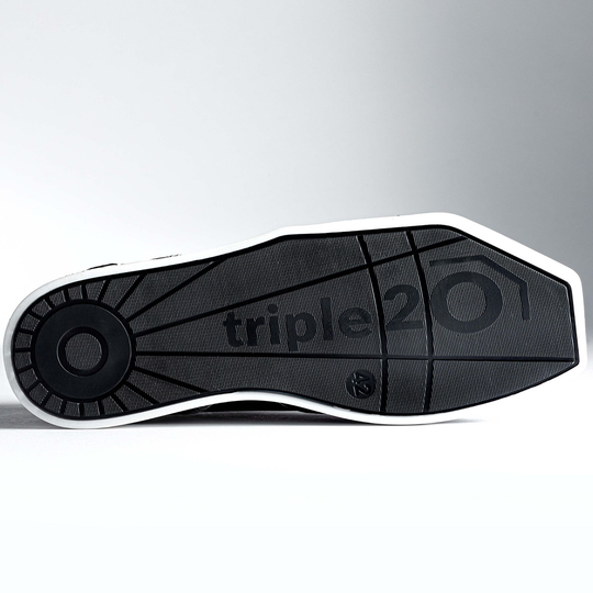 20100002-00_Triple20_Dartschuhe_Leder_Weiss_Schwarz_6 Die Abbildung zeigt die Sohle des Produkts "Triple20 Dartschuhe Leder - Weiß Schwarz". Auf der Sohle steht deutlich sichtbar das Logo "triple20".