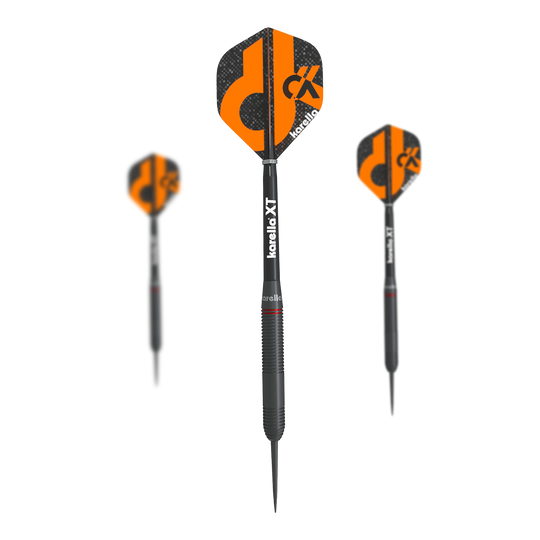 Karella Daniel Klose Steeldarts Das Bild zeigt drei Steeldarts der Marke "Karella Daniel Klose". Die Flights sind schwarz und orange mit dem Kürzel "DK" und dem Karella-Logo bedruckt.