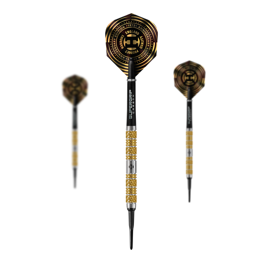 Harrows Anniversary Edition Atlantis Softdarts - 18g Das Bild zeigt die "Harrows Anniversary Edition Atlantis Softdarts - 18g" in gold-schwarzer Optik. Drei Darts sind aus verschiedenen Perspektiven zu sehen, wobei der mittlere Dart im Vordergrund steht.