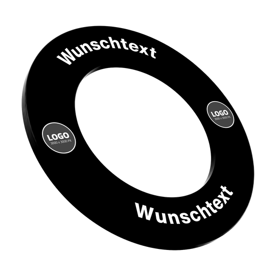 Surround mit Wunschdruck Das Bild zeigt ein Dartboard-Surround mit individuellem Textlogo. Das Surround ist schwarz und eignet sich zum Schutz der Wand beim Dartspielen.