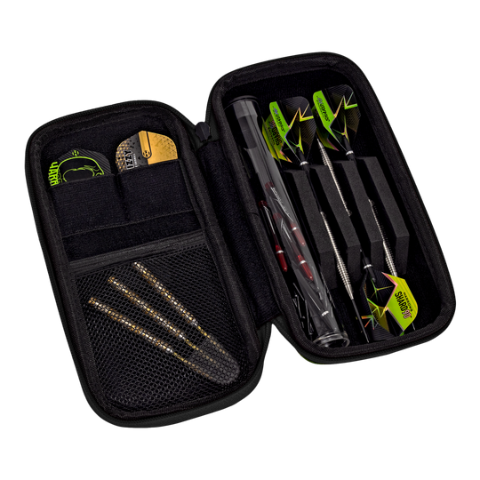 Harrows Smart Case Dartwallet Das Bild zeigt ein geöffnetes Dart-Etui mit mehreren Darts und Zubehör. Die Darts sind ordentlich in Fächern und Taschen im Etui verstaut.
