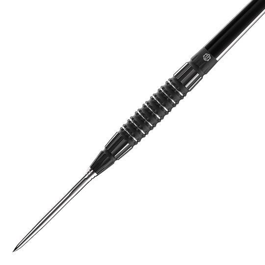 Caliburn Sword S3 Steeldarts - 23g Das Bild zeigt einen Caliburn Sword S3 Steeldart mit einem Gewicht von 23 g. Der Dartpfeil hat ein schlankes, schwarzes Design mit einer geriffelten Griffzone.