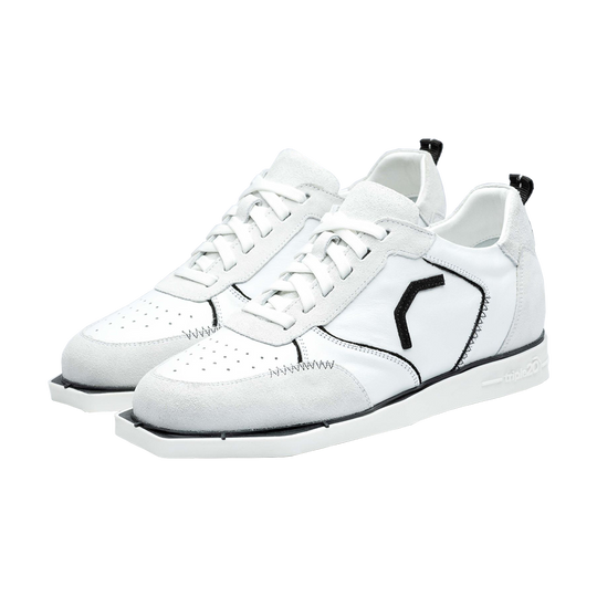 20100002-00_Triple20_Dartschuhe_Leder_Weiss_Schwarz_1 Die Abbildung zeigt die Triple20 Dartschuhe aus Leder in Weiß und Schwarz. Die Schuhe haben weiße Schnürsenkel und auffällige schwarze Details an der Seite.