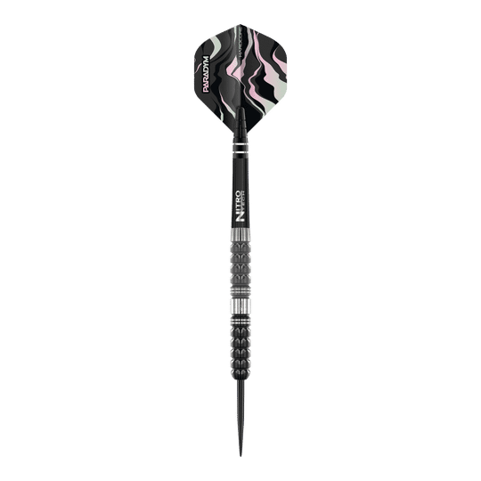 Red Dragon Paradym Tapered Steeldarts Das Bild zeigt einen Red Dragon Paradym Tapered Steeldart. Der Dart hat ein modernes, schwarzes Design mit markant gemusterter Flugfeder.