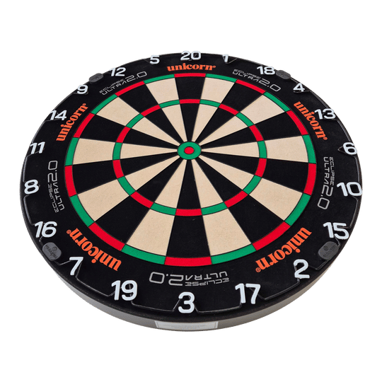 Das Bild zeigt eine Unicorn Eclipse Ultra 2.0 Steeldartboard. Die Dartscheibe hat ein klares, klassisches Design mit Zahlen und farbigen Segmenten.