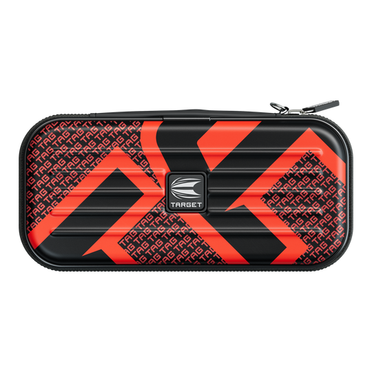 Das Bild zeigt ein schwarzes Etui mit auffälligen roten Mustern und dem Schriftzug "TARGET" in der Mitte. Auf dem Etui sind außerdem kleine, sich wiederholende "TAG"-Schriftzüge zu sehen.