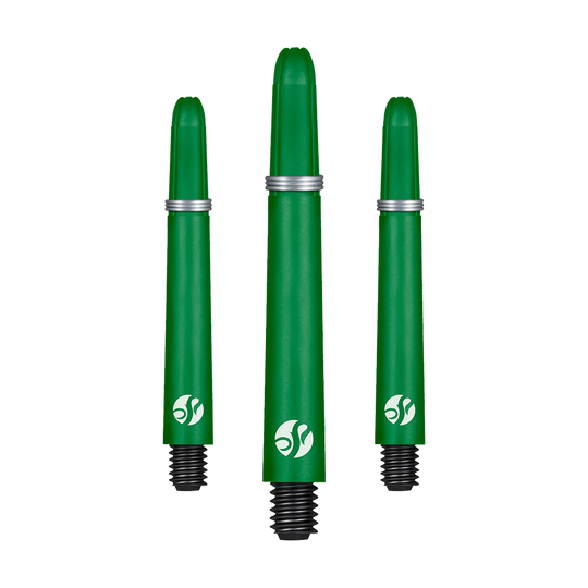 Shot Koi Carbon Shafts - Grün Auf dem Bild sind drei grüne Dartschäfte mit schwarzen Gewinden zu sehen. Sie haben silberne Ringe und ein weißes Logo am unteren Ende.