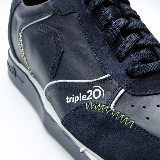 20102005-00_Triple20_Dartschuhe_Leder_Blau_Weiss_5 Der Schuh "Triple20 Dartschuhe Leder - Blau Weiß" ist aus dunkelblauem Leder mit weißen Akzenten gefertigt. Auf der Seite ist das Logo "triple20" aufgedruckt.