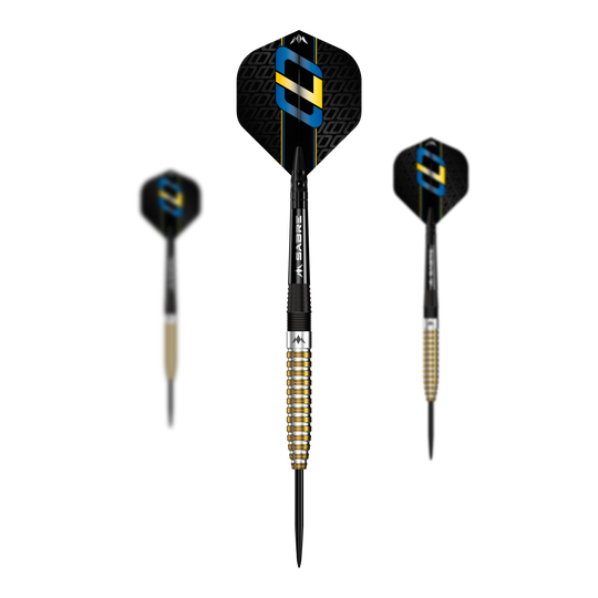 Mission Oskar Lukasiak Black Gold PVD Steeldarts - 22g Das Bild zeigt drei Steeldarts des Modells "Mission Oskar Lukasiak Black Gold PVD" mit einem Gewicht von 22g. Die Darts haben ein schwarz-goldenes Design und auffällige Flights mit blauen und goldenen Akzenten.