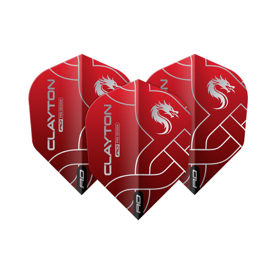 Das Bild zeigt drei rote Dart-Flights mit silbernen Linien und einem weißen Drachenmotiv. Auf den Flights steht "CLAYTON" und "RD PRO DESIGN".