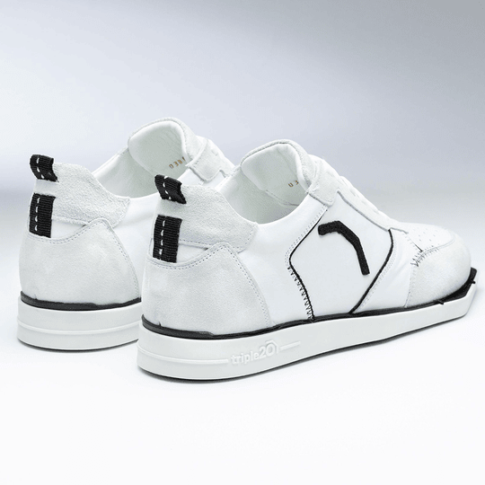 20100002-00_Triple20_Dartschuhe_Leder_Weiss_Schwarz_3 Die Abbildung zeigt die Triple20 Dartschuhe aus weißem Leder mit schwarzen Details. Die Schuhe haben eine sportliche Form und sind an der Sohle mit dem Schriftzug "triple20" versehen.