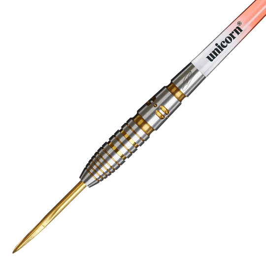 Auf dem Bild ist ein Unicorn Contender Tim Wolters Steeldart mit einem Gewicht von 24g zu sehen. Der Dartpfeil hat silberne und goldene Rillen sowie eine goldene Spitze.