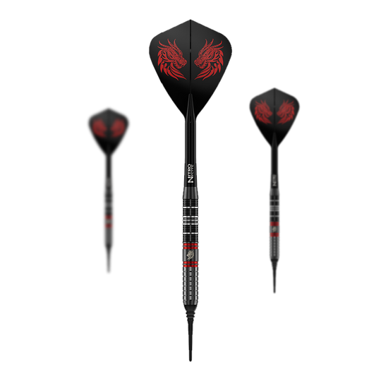 Zu sehen ist ein Set der Red Dragon Jonny Clayton RD-ULTRA Softdarts mit 18g Gewicht. Die drei Darts haben schwarze, silberne und rote Details und sind nebeneinander platziert.