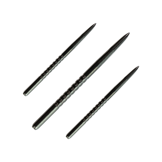 Das Bild zeigt drei schwarze Steeldartspitzen der Marke Bulls GP3. Sie sind aus Metall und haben Rillen für besseren Halt.