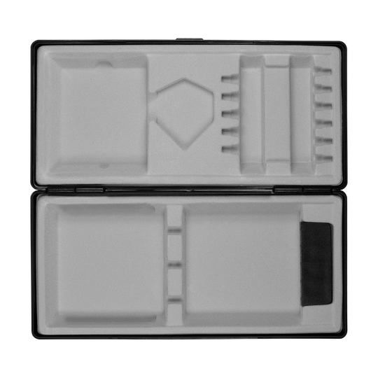 ABS Box mit Wunschdruck Das Bild zeigt eine geöffnete schwarze Box mit mehreren Fächern und Einteilungen. Die Innenausstattung besteht aus hellem Schaumstoff, der zur sicheren Aufbewahrung verschiedener Gegenstände dient.