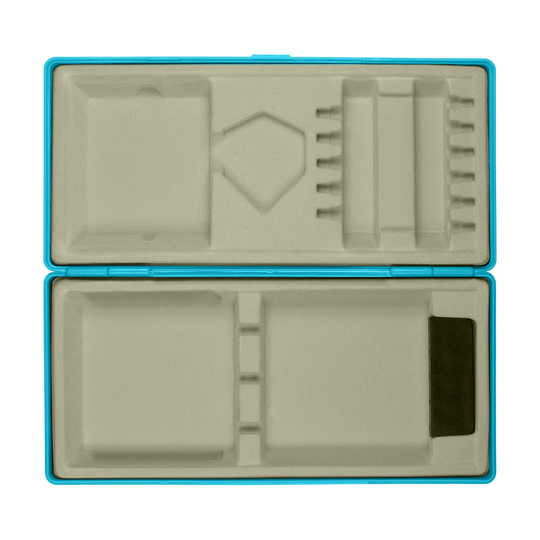 ABS Box mit Wunschdruck Die Abbildung zeigt eine aufgeklappte blaue Kunststoffbox mit Fächern und Einteilungen für verschiedene Gegenstände. Die Innenseite besteht aus einer beigen Einlage mit mehreren Aussparungen.